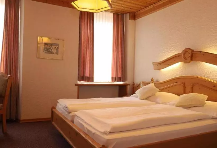 Hotelli Restaurant Weisses Kreuz