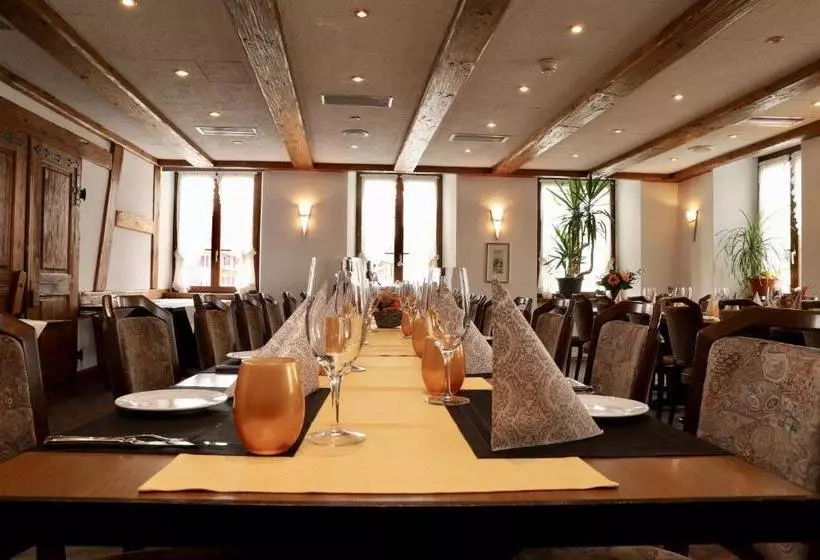 Hotelli Restaurant Weisses Kreuz