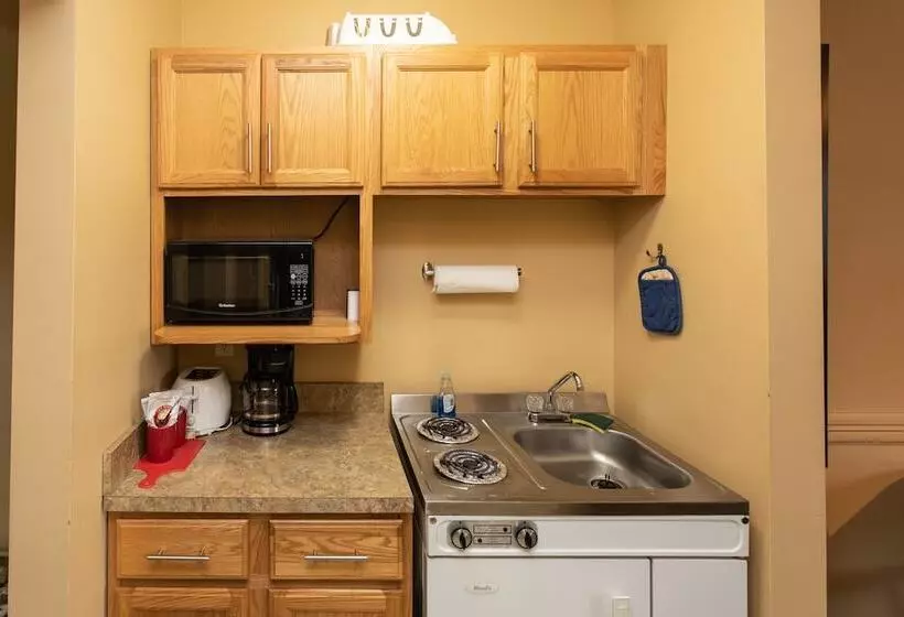 Motelli The Kingsley Suites