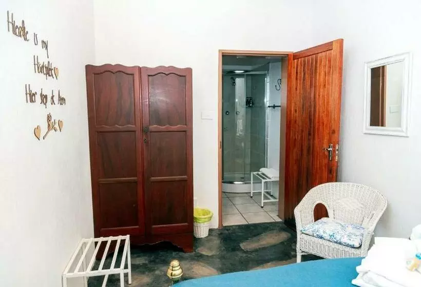 Majatalo Kalahari Camelthorn Guesthouse And Camping