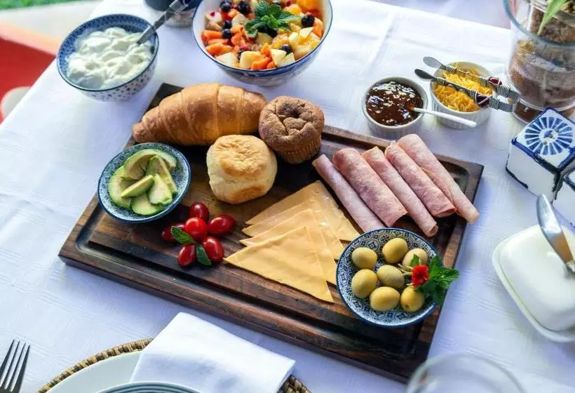 Majatalo Kalahari Camelthorn Guesthouse And Camping