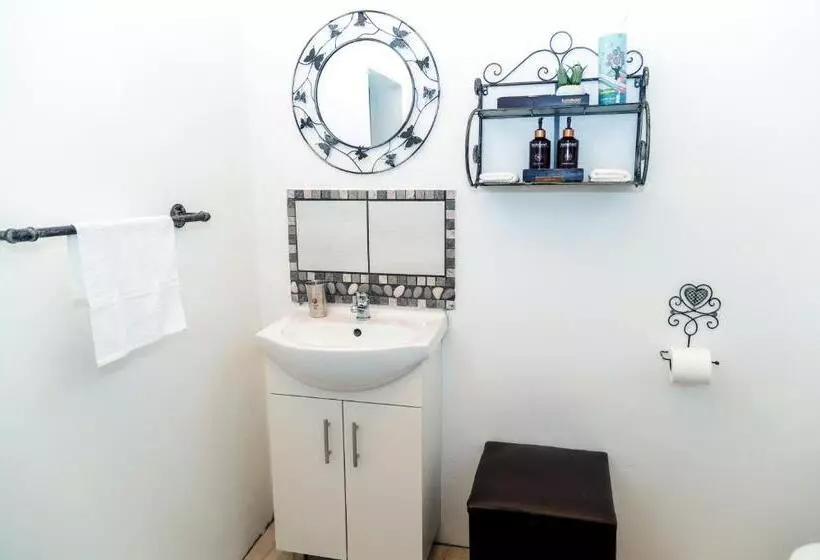 Majatalo Kalahari Camelthorn Guesthouse And Camping