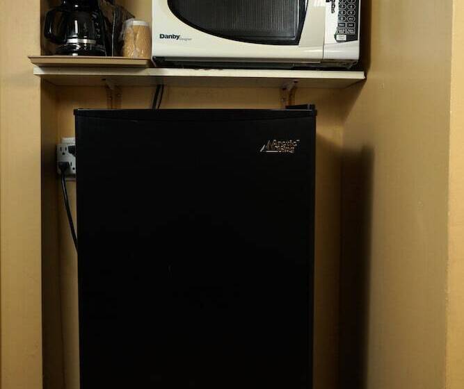 Jolly Roger Inn & Resort