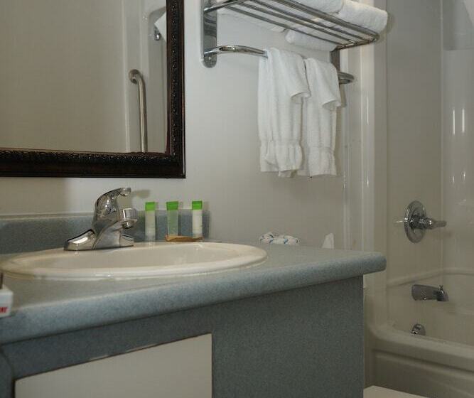 Jolly Roger Inn & Resort