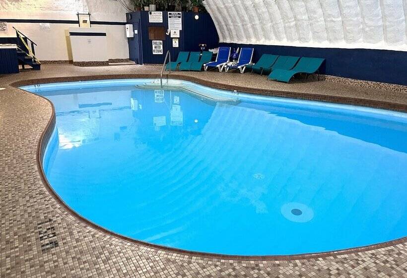 Jolly Roger Inn & Resort