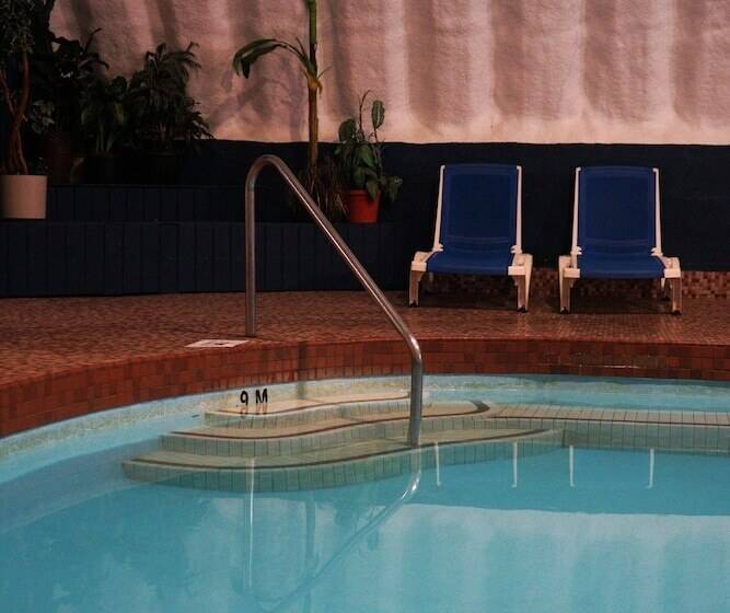 Jolly Roger Inn & Resort