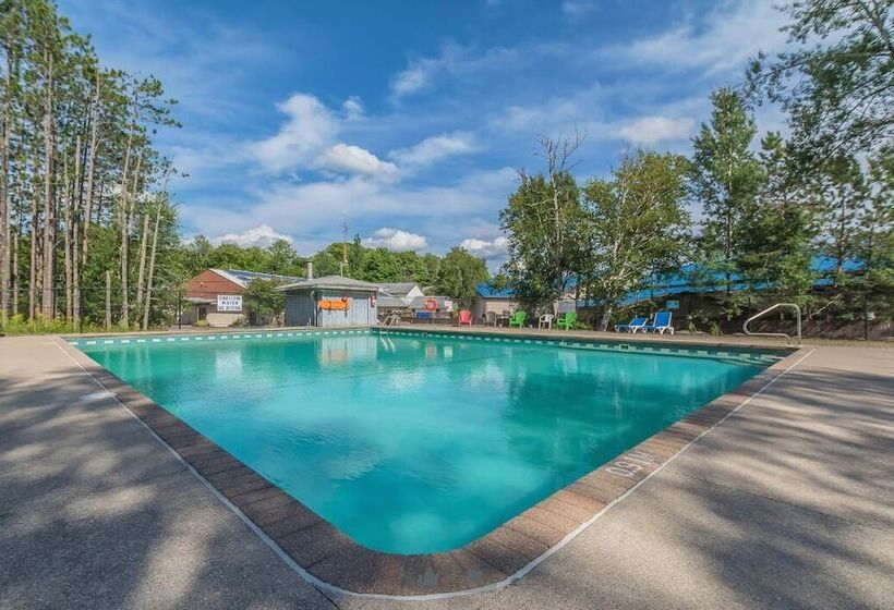 Jolly Roger Inn & Resort