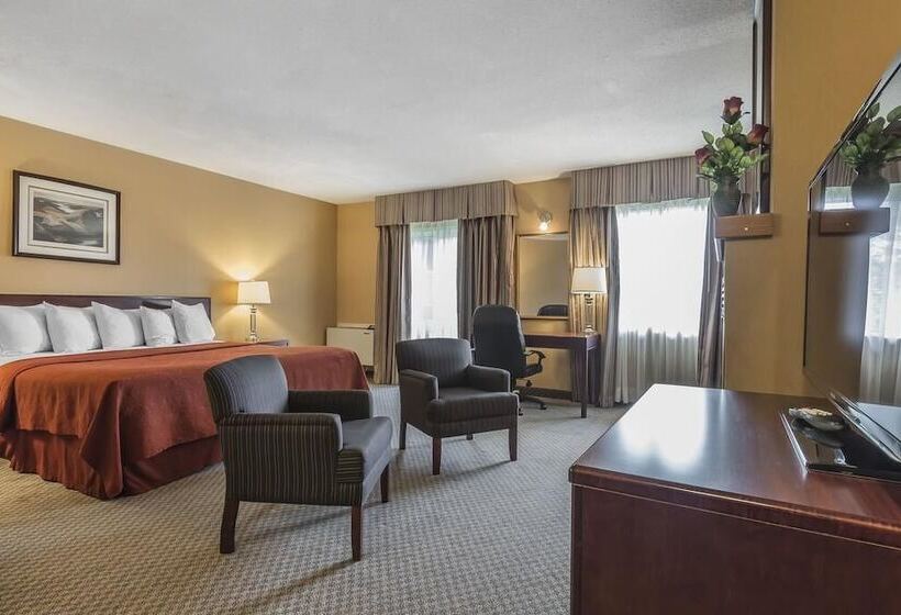 Jolly Roger Inn & Resort