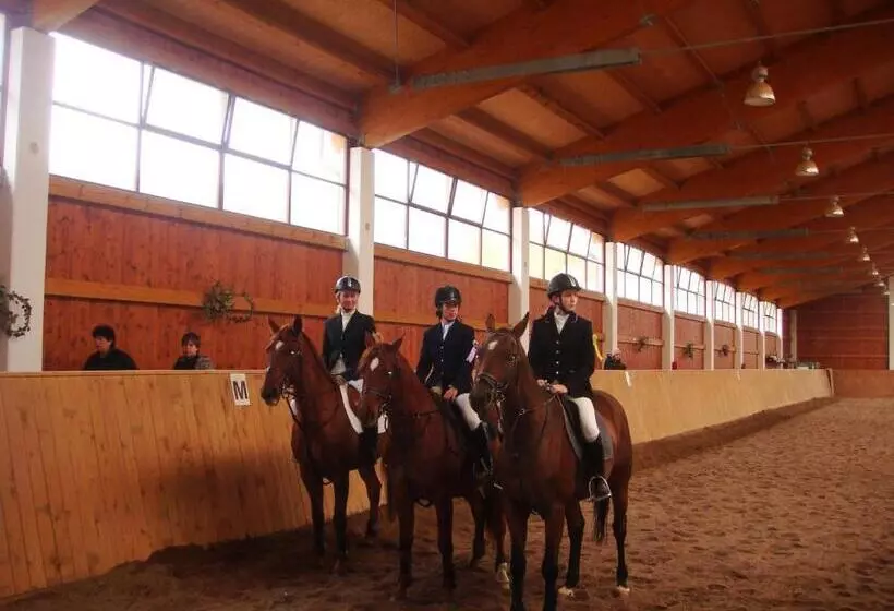 ホテル Ový A Jezdecký Areál Dvůr Krutěnice