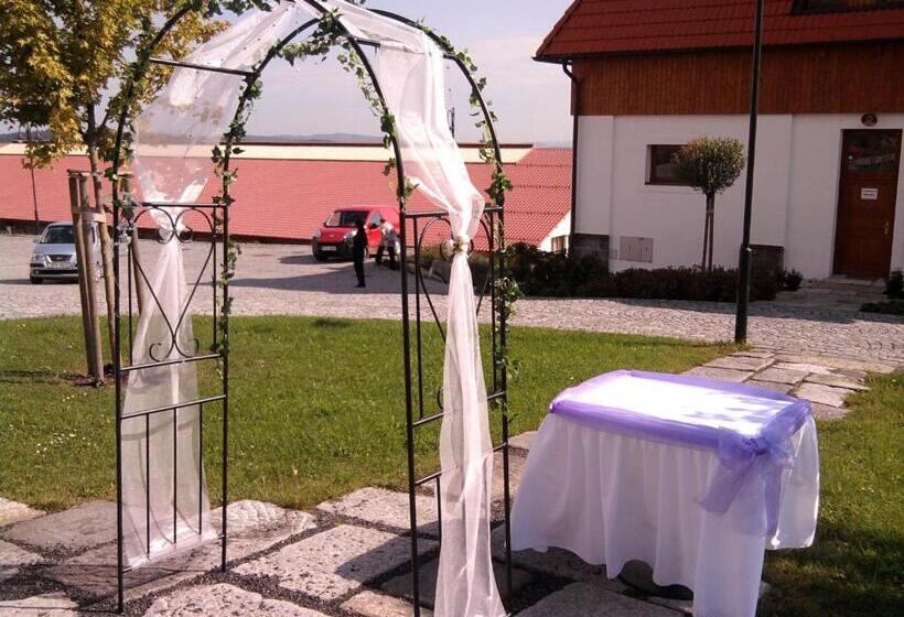 酒店 Ový A Jezdecký Areál Dvůr Krutěnice