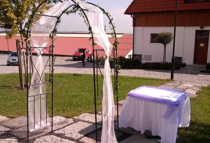 ホテル Ový A Jezdecký Areál Dvůr Krutěnice