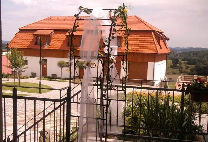 ホテル Ový A Jezdecký Areál Dvůr Krutěnice