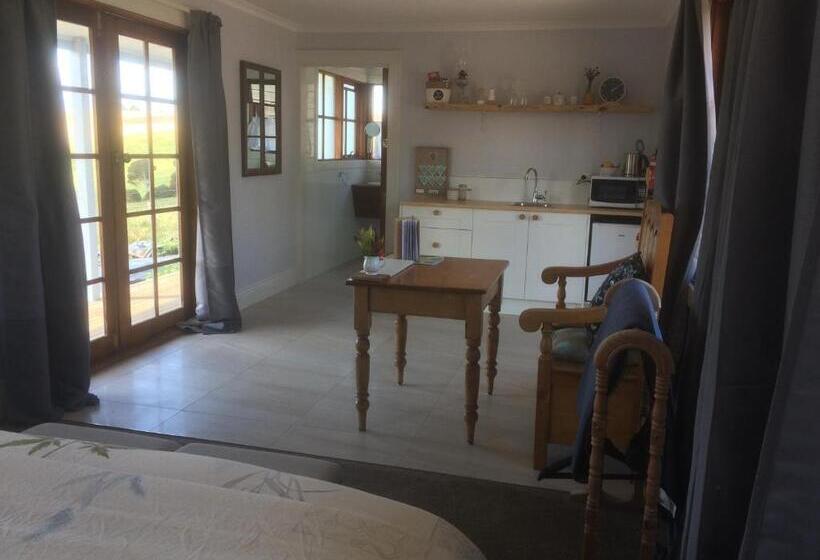 Отель Robin Hoods Well Farm Stay