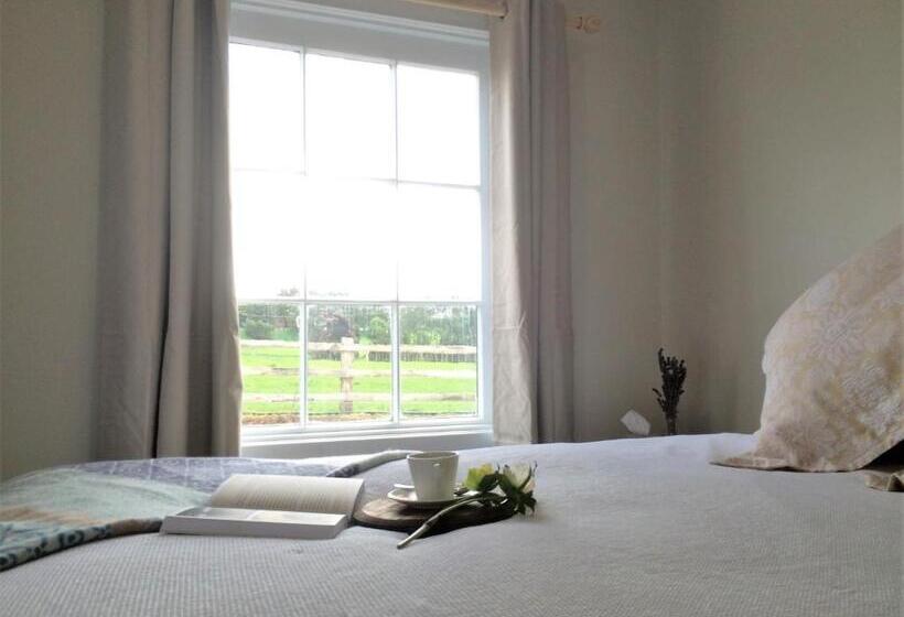 Отель Robin Hoods Well Farm Stay