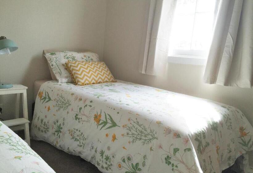 Отель Robin Hoods Well Farm Stay