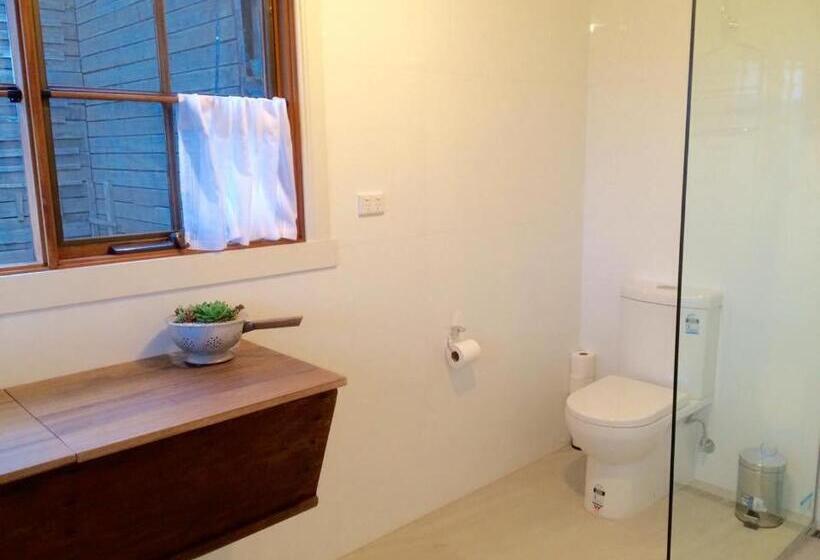 Отель Robin Hoods Well Farm Stay