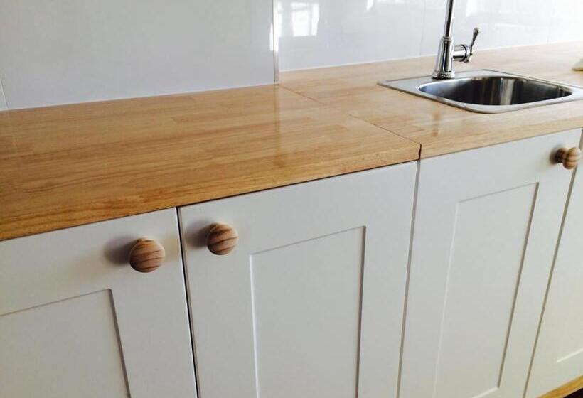 Отель Robin Hoods Well Farm Stay