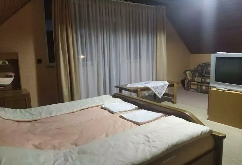 ペンション Szivárvány Vendégház
