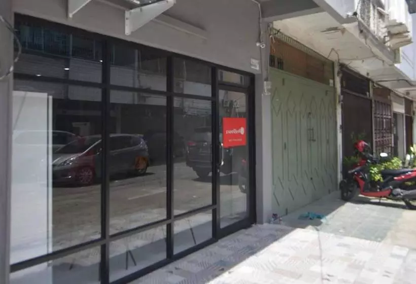 ホテル Reddoorz Hostel Syariah @ Peunayong Banda Aceh