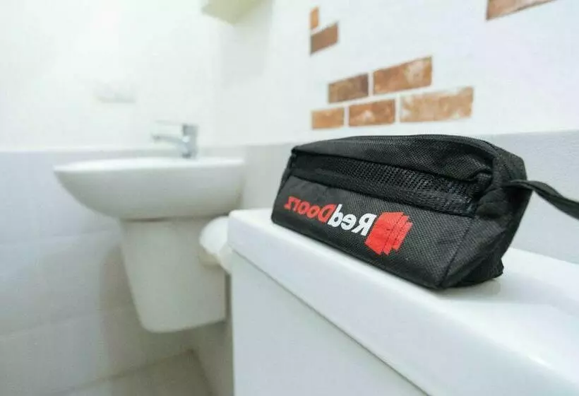 ホテル Reddoorz @ Taman Royal Tangerang