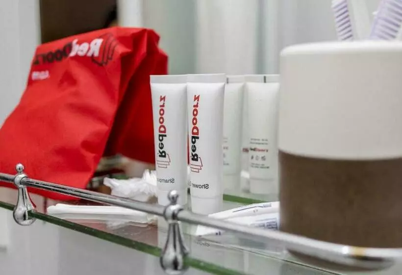 ホテル Reddoorz @ Taman Royal Tangerang