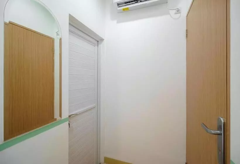 ホテル Reddoorz @ Taman Royal Tangerang