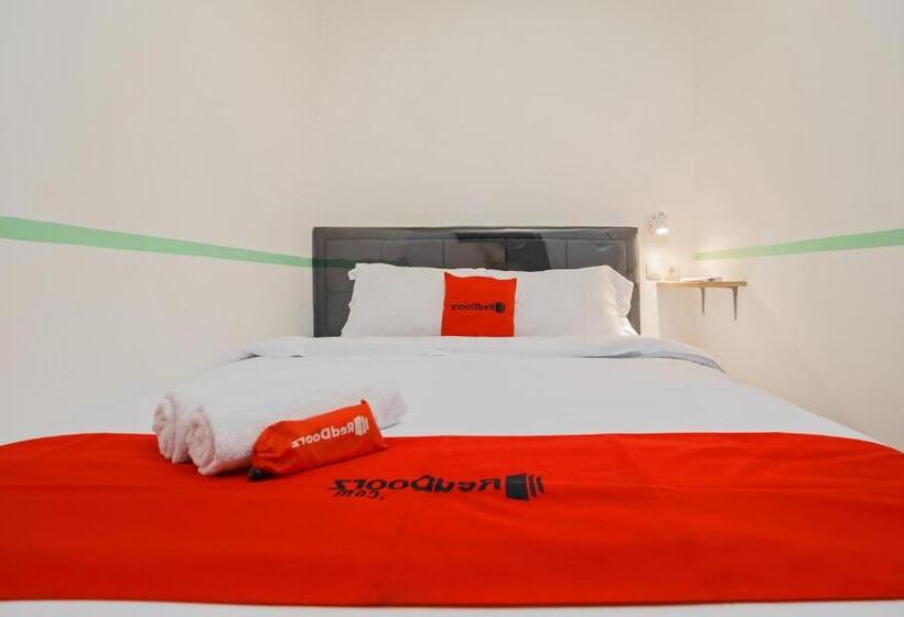 فندق Reddoorz @ Taman Royal Tangerang