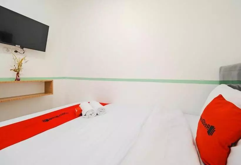 ホテル Reddoorz @ Taman Royal Tangerang