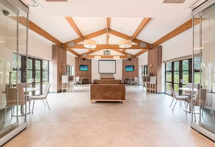 צימר Lilleshall House & Gardens And Lilleshall National Sports Centre