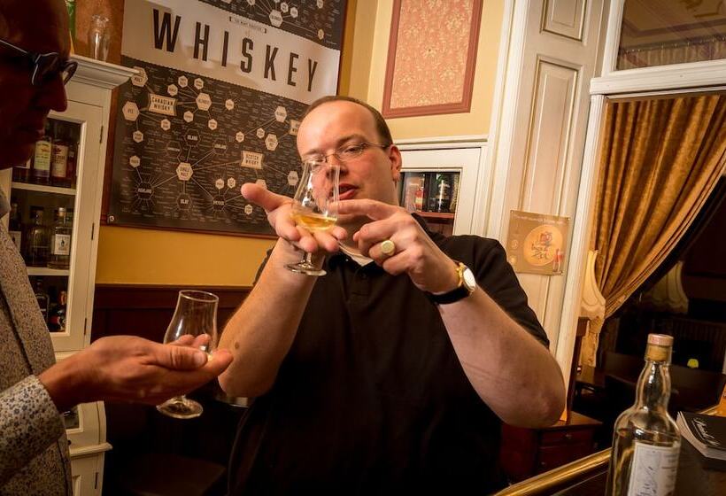 בית מלון כפרי Fidder Patrick S Whisky Bar