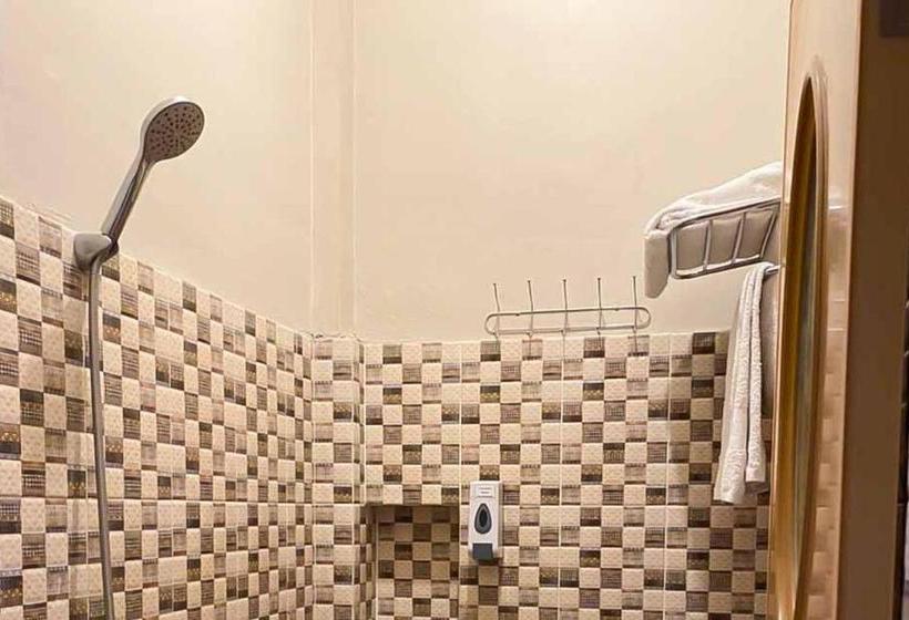 Отель Reddoorz @ Nantampukmas Sidikalang