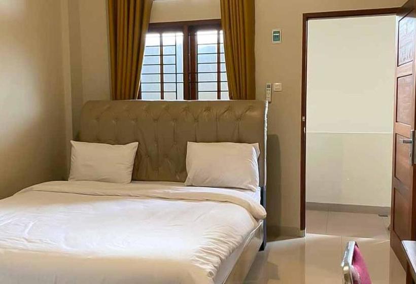 Отель Reddoorz @ Nantampukmas Sidikalang