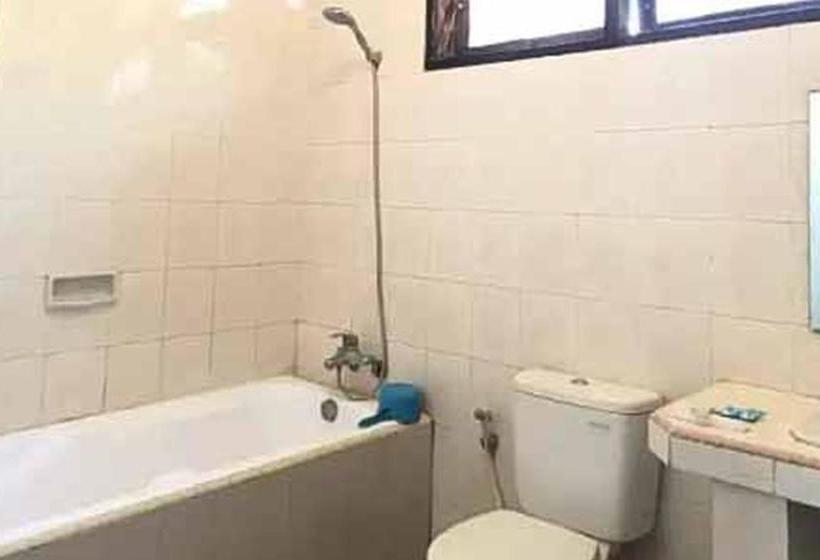 Отель Reddoorz @ Nantampukmas Sidikalang