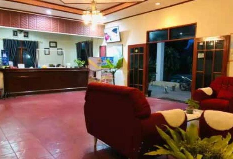 Отель Reddoorz @ Nantampukmas Sidikalang