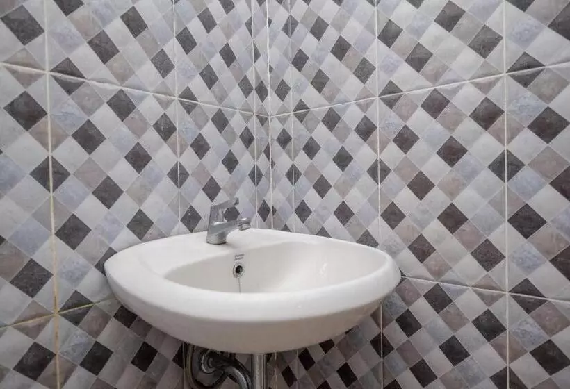 Hotelli Reddoorz Syariah Near Solo Paragon Mall 2