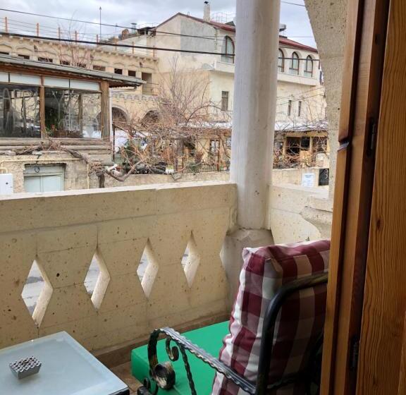 هتل Cratus Stone Palace