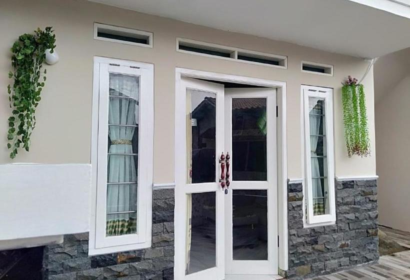 호텔 Oyo 90602 Guest House Marisa Syariah