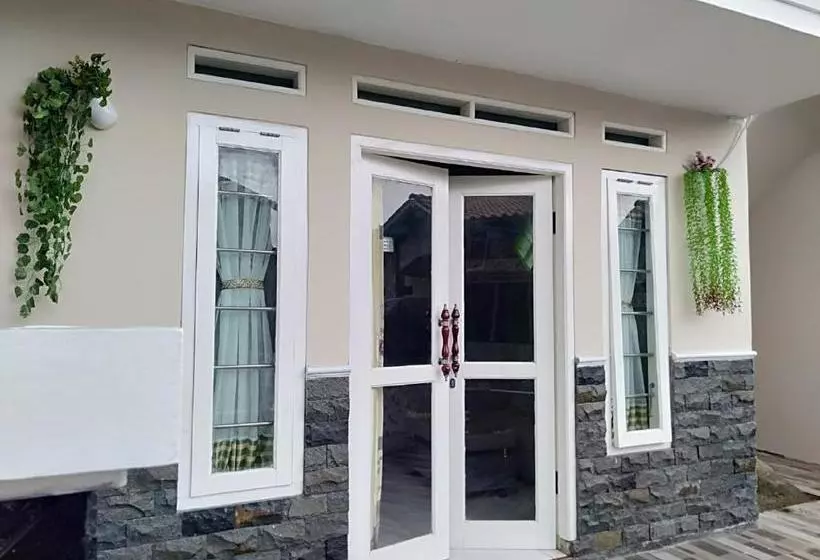 هتل Oyo 90602 Guest House Marisa Syariah