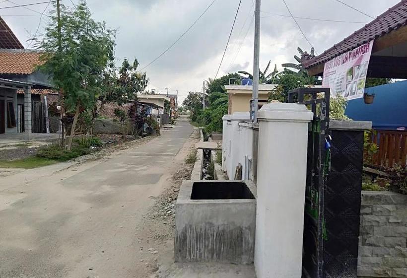 호텔 Oyo 90602 Guest House Marisa Syariah