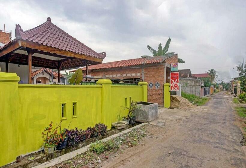 호텔 Oyo 90602 Guest House Marisa Syariah