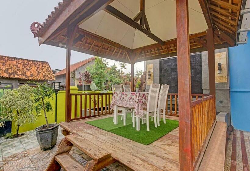 호텔 Oyo 90602 Guest House Marisa Syariah