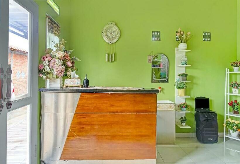 호텔 Oyo 90602 Guest House Marisa Syariah