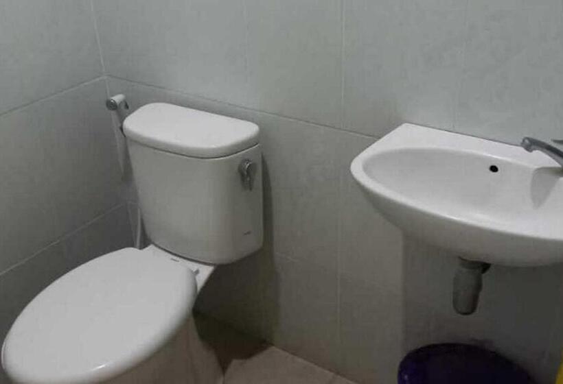 Hotel Reddoorz Near Bandara Adi Soemarmo Solo