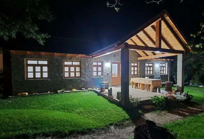پانسیون Bujtina Peshtan Guesthouse&camping