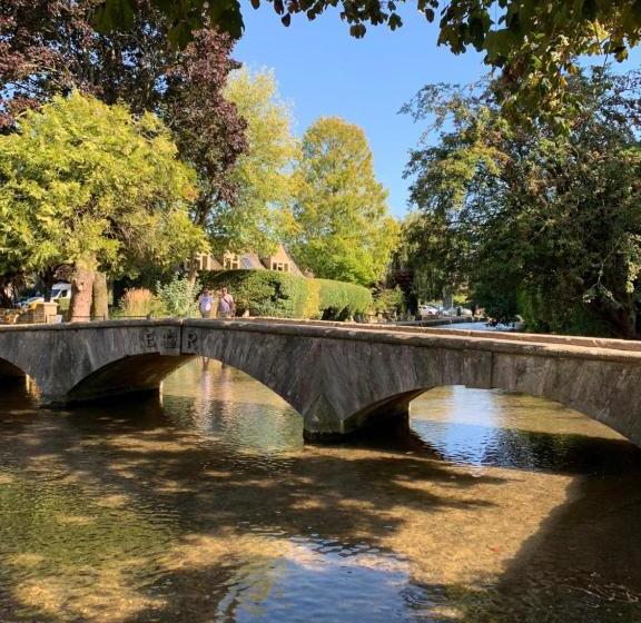 פנסיון Halford House   Adults Only