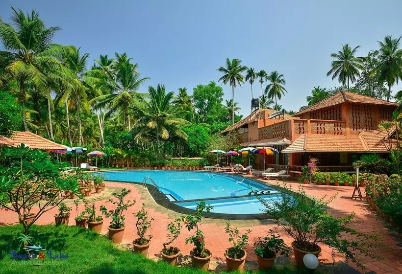 هتل Beach And Lake Ayurvedic Resort, Kovalam
