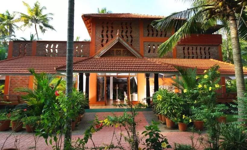 هتل Beach And Lake Ayurvedic Resort, Kovalam