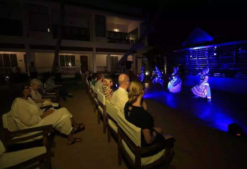 هتل Beach And Lake Ayurvedic Resort, Kovalam