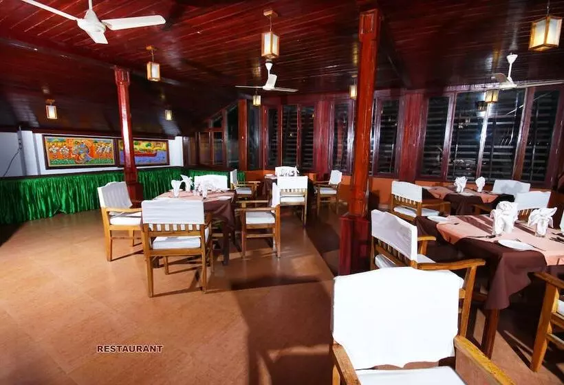 هتل Beach And Lake Ayurvedic Resort, Kovalam