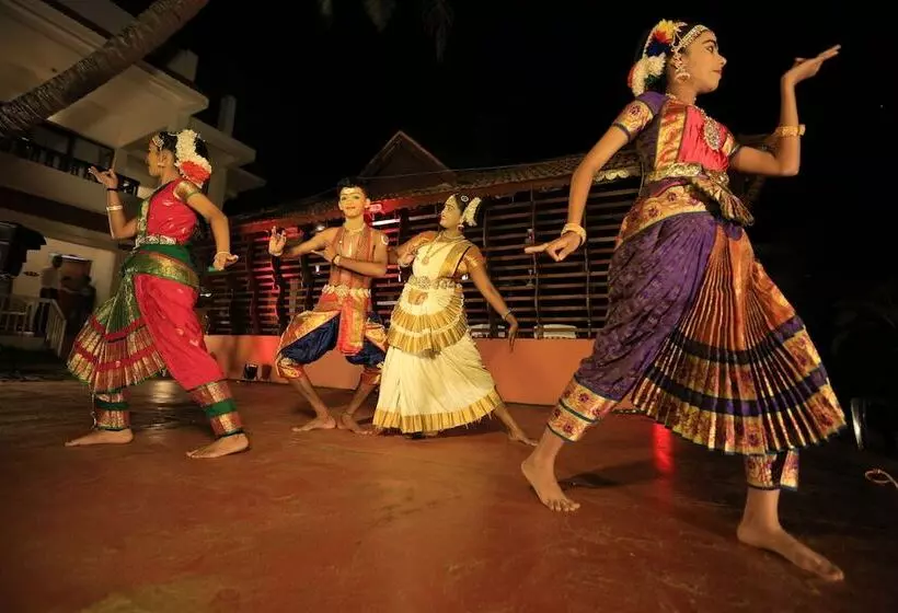 هتل Beach And Lake Ayurvedic Resort, Kovalam